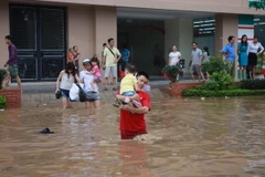Tuyến phố Lương Thế Vinh (quận Thanh Xuân) ngập sâu trong nước. (Ảnh: Hoàng Tuấn/TTXVN)