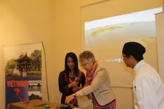 Phu nhân Đại sứ Hà Lan tập cuốn nem. (Ảnh: Diệu Hương/Vietnam+)