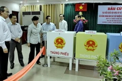 Ông Nguyễn Thiện Nhân cùng đoàn kiểm tra công tác chuẩn bị bầu cử tại Đơn vị bầu cử số 1, khu vực bỏ phiếu số 43, Thành phố Hồ Chí Minh. (Ảnh: Thế Anh/TTXVN)