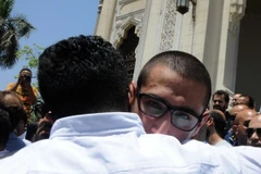 Thân nhân các hành khách trên chiếc máy bay mất tích. (Nguồn: EPA/TTXVN)