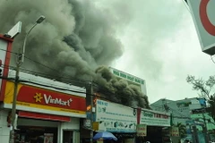 TP.HCM: Hỏa hoạn tại gara ôtô, khói đen bốc cao hàng chục mét