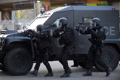 Cảnh sát Pháp tham gia cuộc diễn tập chống khủng bố tại sân vận động Toulouse. (Nguồn: AFP/TTXVN)