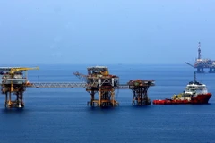 Các giàn khoan khai thác dầu khí của Liên doanh Vietsovpetro tại mỏ Bạch Hổ. (Ảnh: Huy Hùng/TTXVN)