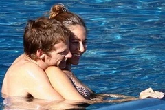 "Người hùng" F1 tình tứ với bạn gái Jessica