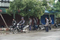 Cảnh sát Myanmar tuần tra tại thị trấn Maungdaw, bang Rakhine ngày 31/8. (Nguồn: AFP/TTXVN)