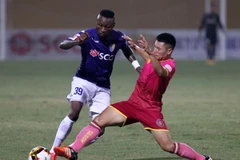 Pha tranh bóng giữa cầu thủ hai đội. (Ảnh: Quốc Khánh/TTXVN)