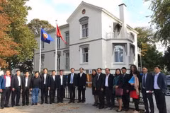 Các đại biểu chụp ảnh chung trước Trụ sở Đại sứ quán Việt Nam tại Hà Lan. (Ảnh: TTXVN/phát)