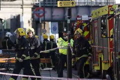 Cảnh sát làm nhiệm vụ tại hiện trường vụ nổ trên tàu điện ngầm ở London ngày 15/9. (Nguồn: AFP/TTXVN)
