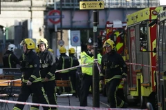 Cảnh sát làm nhiệm vụ tại hiện trường vụ nổ trên tàu điện ngầm ở London ngày 15/9. (Nguồn: AFP/TTXVN)