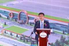 Ông Kam Sang Kyun, Tổng giám đốc Công ty Hanwha Aero Engines giới thiệu về Tổng quan quá trình hình thành Nhà máy. (Ảnh: Minh Quyết/TTXVN)