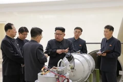 Nhà lãnh đạo Triều Tiên Kim Jong-un (thứ 3, phải) kiểm tra quả bom H tại một địa điểm bí mật ngày 3/9. (Nguồn: EPA/TTXVN)