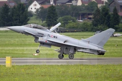 Máy bay chiến đấu Typhoon của Anh tại triển lãm không lực ở Zeltweg, Áo ngày 7/7. (Nguồn: EPA/TTXVN)