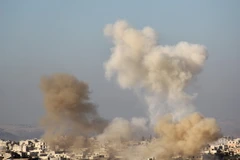 Khói bốc lên sau một cuộc nã pháo của phiến quân tại thị trấn Fuaa, tỉnh Idlib ngày 6/12/2016. (Nguồn: AFP/TTXVN)