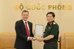 Đại tướng Ngô Xuân Lịch, Bộ trưởng Bộ Quốc phòng tiếp Ngài Bertrand Lortholary, Đại sứ Cộng hòa Pháp tại Việt Nam. (Ảnh: Minh Khánh/TTXVN phát)