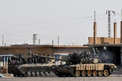 Lực lượng Chính phủ Syria tuần tra tại Kobajjep, ngoại ô phía tây nam Deir Ezzor ngày 8/9. (Nguồn: AFP/TTXVN)