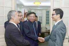 Phó Thủ tướng Vũ Đức Đam tiếp đoàn Hãng Thông tấn Campuchia (AKP) do ông Keo Chandara, Phó Tổng Giám đốc làm trưởng đoàn đang thăm và làm việc tại Việt Nam. (Ảnh: Phương Hoa/TTXVN)