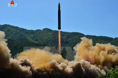 Vụ phóng thử tên lửa ICBM Hwasong-14 tại một địa điểm bí mật ở Triều Tiên ngày 4/7. (Nguồn: YONHAP/TTXVN)