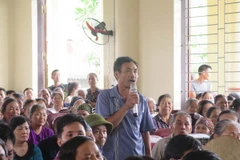 Buổi đối thoại với người dân xã Lai Vu về việc Công ty dệt Pacific và Crystal xả thải gây ô nhiễm môi trường ngày 25/5. (Ảnh: Mạnh Minh/TTXVN)