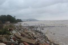 Kè chắn sóng Khu Du lịch biển Hải Tiến bị sóng biển đánh vỡ tan hoang. (Ảnh: Khiếu Tư/TTXVN)