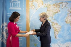 Đại sứ, Trưởng Phái đoàn thường trực Việt Nam bên cạnh UNESCO Trần Thị Hoàng Mai đã trình Thư ủy nhiệm lên Bà Irina Bokova, Tổng giám đốc UNESCO. (Ảnh: TTXVN/phát)