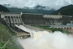 Thủy điện Sơn La đã tiến hành mở cửa xả đáy. (Ảnh: Nguyễn Chiến/TTXVN)