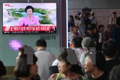 Người dân Hàn Quốc theo dõi bản tin về vụ thử hạt nhân của Triều Tiên trên màn hình tivi tại nhà ga ở Seoul ngày 3/9. (Nguồn: EPA/TTXVN)