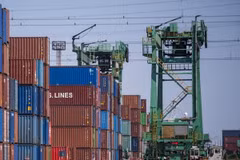 Container hàng hóa tại Khu Tự do Thương mại Waigaoqiao Thượng Hải, Thượng Hải ngày 6/3. (Nguồn: AFP/TTXVN)