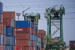 Container hàng hóa tại Khu Tự do Thương mại Waigaoqiao Thượng Hải, Thượng Hải ngày 6/3. (Nguồn: AFP/TTXVN)