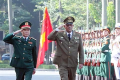 Thượng tướng Nguyễn Tân Cương và Thượng tướng Roberto Legrá Sotolongo duyệt Đội Danh dự Quân đội Nhân dân Việt Nam. (Ảnh: An Đăng/TTXVN)