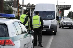 Cảnh sát Slovakia gác tại trạm kiểm soát tại khu vực biên giới gần Rajka (Hungary) và Cunovo (Slovakia). (Ảnh: AFP/TTXVN)