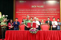 Bộ trưởng Bộ Công an Tô Lâm và Chủ tịch Ủy ban Trung ương Mặt trận Tổ quốc Việt Nam Đỗ Văn Chiến ký kết chương trình phối hợp giữa 2 đơn vị và các tổ chức thành viên. (Ảnh: Phạm Kiên/TTXVN)