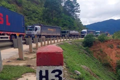Sạt lở trên đèo Lò Xo, đoạn qua xã Đăk Man, huyện Đăk Glei, tỉnh Kon Tum khiến giao thông bị ách tắc nhiều cây số. (Ảnh: TTXVN phát)