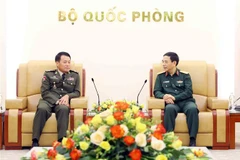 Bộ trưởng Bộ Quốc phòng Phan Văn Giang tiếp Tổng Tư lệnh Quân đội Hoàng gia Campuchia Vong Pisen. (Ảnh: An Đăng/TTXVN)