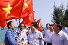 Chủ tịch nước Võ Văn Thưởng nói chuyện với ngư dân huyện đảo Cô Tô, tỉnh Quảng Ninh. (Ảnh: Thống Nhất/TTXVN)