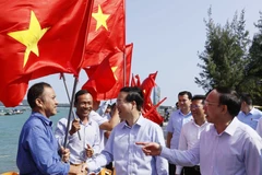 Chủ tịch nước Võ Văn Thưởng nói chuyện với ngư dân huyện đảo Cô Tô, tỉnh Quảng Ninh. (Ảnh: Thống Nhất/TTXVN)