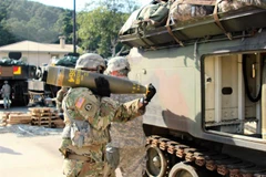 Binh sỹ Mỹ vận chuyển vũ khí. (Ảnh minh họa: AFP/TTXVN)