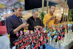Các đại biểu và người dân tham quan và trải nghiệm tại các gian hàng. (Ảnh: Văn Cảnh/TTXVN)
