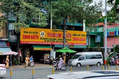 Công an kiểm tra trụ sở Công ty Thành Bưởi. (Ảnh: Thành Chung/TTXVN)