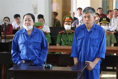 Bị cáo Nguyễn Thị Kim Hạnh và Nguyễn Văn Võ, nguyên cán bộ Công an tỉnh An Giang, tại phiên toà sơ thẩm sáng 24/10. (Ảnh: Công Mạo/TTXVN)