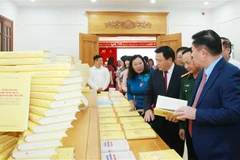 Các lãnh đạo cùng đại biểu tham quan trưng bày sách. (Ảnh: Phương Hoa/TTXVN)