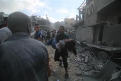 Chuyển một em nhỏ bị thương sau loạt không kích của Israel xuống thành phố Rafah, Dải Gaza ngày 17/10. (Ảnh: THX/TTXVN)