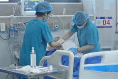 Điều trị cho bệnh nhân COVID-19. (Ảnh: Minh Quyết/TTXVN)