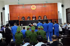 Chủ tọa phiên tòa tuyên án. (Ảnh: Đức Hiếu/TTXVN)