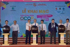 Các đại biểu nhấn nút khai mạc Tuần lễ sản phẩm OCOP và sản phẩm đặc trưng các vùng miền năm 2023. (Ảnh: Xuân Anh/TTXVN)