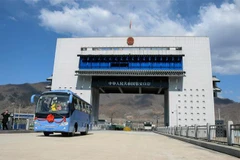 Xe buýt du lịch đi qua cửa khẩu mới khai trương nối thành phố Cát An của Trung Quốc với Manpo của Triều Tiên, ngày 8/4/2019. (Ảnh: AFP/TTXVN)