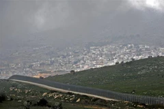 Hàng rào ngăn cách khu vực Cao nguyên Golan do Israel chiếm đóng, gần thị trấn Majdal Shams, với Syria, ngày 25/3/2019. (Ảnh: AFP/TTXVN)