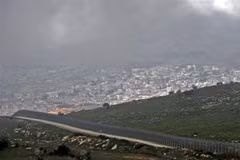 Hàng rào ngăn cách khu vực Cao nguyên Golan do Israel chiếm đóng, gần thị trấn Majdal Shams, với Syria, ngày 25/3/2019. (Ảnh: AFP/TTXVN)
