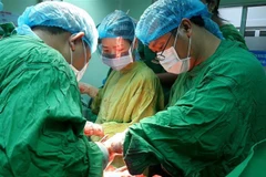 Cắt khối u kích thước lớn cứu sống sản phụ mang thai ngoài tử cung