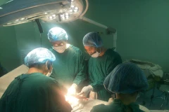 Các bác sỹ đang tiến hành mổ cấp cứu cho bệnh nhân. (Ảnh: Bệnh viện cung cấp)