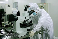 Nghiên cứu phát triển sản phẩm vi mạch bán dẫn, kết quả hợp tác chuyển giao công nghệ tại Khu công nghệ cao Thành phố Hồ Chí Minh. (Ảnh: Tiến Lực/TTXVN)